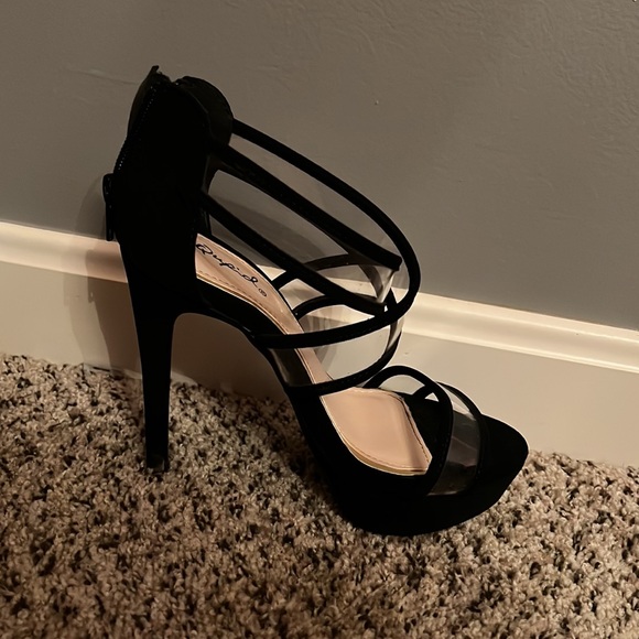 Black high heels - Picture 3 of 5